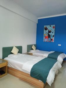 Uma cama ou camas num quarto em 小红马民宿