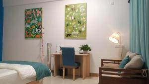 Uma cama ou camas num quarto em 小红马民宿