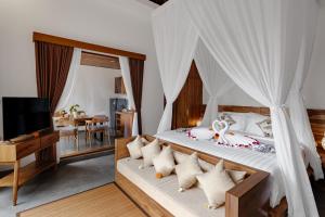 Una cama o camas en una habitación de Rava Ubud 22 fotos más