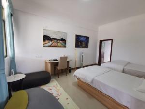Uma cama ou camas num quarto em 小红马民宿