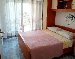 Posteľ alebo postele v izbe v ubytovaní Apartments by the sea Kanica, Rogoznica - 16189