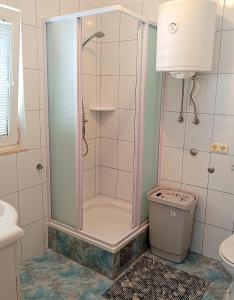 Kúpeľňa v ubytovaní Apartments by the sea Kanica, Rogoznica - 16189 + 17 fotografií