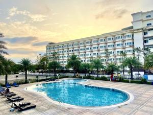 乌隆他尼斯艾姆格昂德酒店的酒店楼前有游泳池