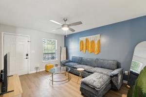 Χώρος καθιστικού στο Cb 3504-103 Fayetteville Oasis I Modern, Comfy
