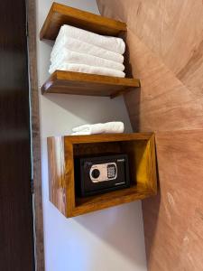 une boîte avec une caméra dans une salle de bain avec des serviettes dans l'établissement Lobo Glamp Corral De Pierda, à Amanalco de Becerra