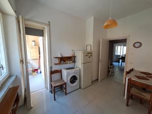 Kuchyň nebo kuchyňský kout v ubytování Gold Sunshine srls Guest House o Affittacamere