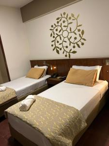 Kama o mga kama sa kuwarto sa MOAN Hotel