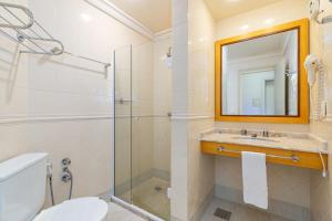 格拉玛多Suíte 453 Wish Serrano Resort Gramado的带淋浴、马桶和水槽的浴室