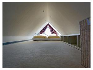 Un pat sau paturi într-o cameră la Holiday Apartment Norddeich Loft