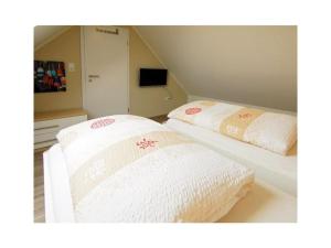 a room with two beds with towels on them at Holiday apartment Kettenstek in Norddeich
