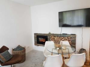 Μια τηλεόραση ή/και κέντρο ψυχαγωγίας στο Our beach house "smile"