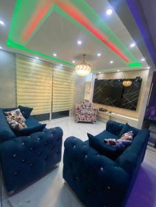 Una sala de estar con dos sofás azules y un techo de arcoíris. en Sol tropical, en La Grúa 14 fotos más