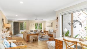 Χώρος καθιστικού στο 'Wirreanda Retreat - Acreage' by HolidayCo