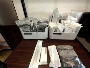 zwei weiße Behälter auf einem Tisch in der Unterkunft ゲストハウスsimasima古馬場401 - 無料駐車場 in Takamatsu + 30 Fotos