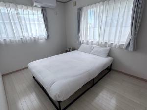 Ένα ή περισσότερα κρεβάτια σε δωμάτιο στο Sunzhotels ishigaki