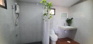 Galeriebild der Unterkunft A small house next to the canal in Prachuap Khiri Khan