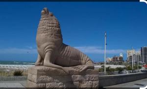 une statue d'une sirène assise sur un mur dans l'établissement Monoambiente Aldrey, à Mar del Plata