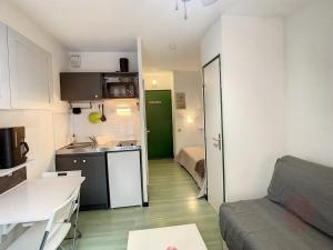 Køkken eller tekøkken på Studio cosy à Lamalou, animaux acceptés, balcon et Wifi - FR-1-451-214