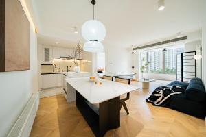 Kuchyň nebo kuchyňský kout v ubytování Moli B&B-Nanjing West Road 3-Bedrooms with Elevator 3 king-size beds 2 bathrooms 1bathtub Apart ment Near the subway