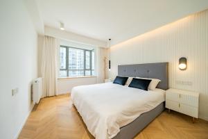 Postel nebo postele na pokoji v ubytování Moli B&B-Nanjing West Road 3-Bedrooms with Elevator 3 king-size beds 2 bathrooms 1bathtub Apart ment Near the subway