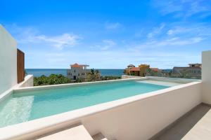 Bazén v ubytování Akumal Bay With Access To The Beach 7 Rooftop Pools nebo v jeho okolí