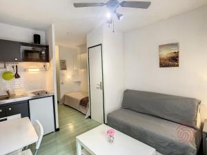 En eller flere senge i et værelse på Studio cosy à Lamalou, animaux acceptés, balcon et Wifi - FR-1-451-214