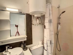 Et badeværelse på Studio cosy à Lamalou, animaux acceptés, balcon et Wifi - FR-1-451-214 + 11 billeder