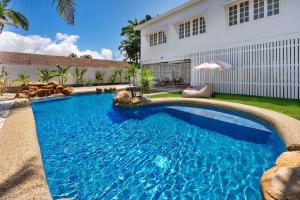 North Ward3 Palms Lagoon Pool Villa的房子前面的游泳池