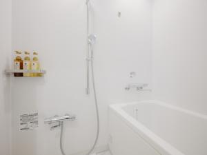 Et badeværelse på hotel MONday Premium TOYOSU