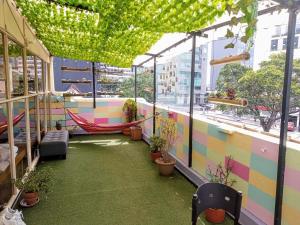 a room with a hammock in a building with windows at Hostal CasAlé Usaquén in Bogotá