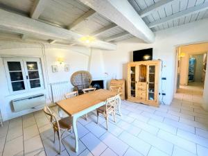 TV a/nebo společenská místnost v ubytování Spoleto Poolside - Sleeps 24