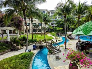 Bazén v ubytování Olalani Resort & Condotel nebo v jeho okolí