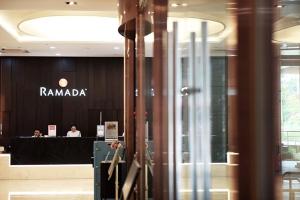 Et logo, certifikat, skilt eller en pris der bliver vist frem på Ramada by Wyndham Yongin