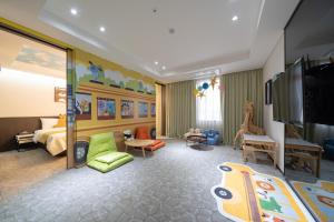 TV a/nebo společenská místnost v ubytování Ramada by Wyndham Yongin
