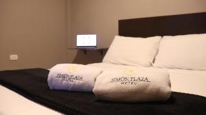 Hotel Simón Plaza房間的床