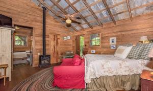 Ένα ή περισσότερα κρεβάτια σε δωμάτιο στο Ada's Peach Street Hideaway - Whole House