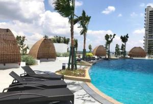 Bazén v ubytování Almas Suites Cozy 4Pax Netflix By STAY nebo v jeho okolí
