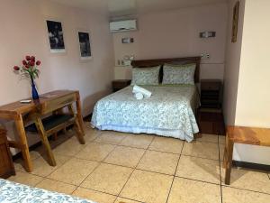 Rúm í herbergi á Hare Henua Bed & Breakfast