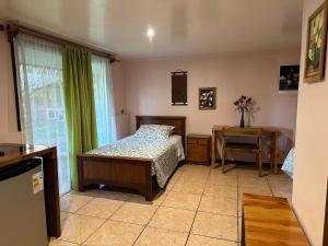 Rúm í herbergi á Hare Henua Bed & Breakfast