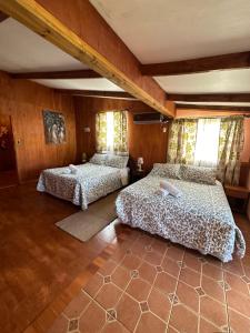Rúm í herbergi á Hare Henua Bed & Breakfast
