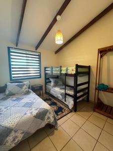Rúm í herbergi á Hare Henua Bed & Breakfast