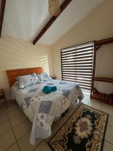 Rúm í herbergi á Hare Henua Bed & Breakfast