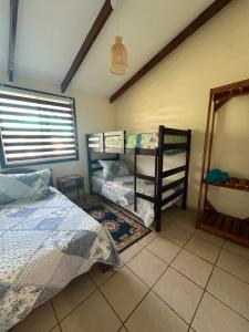 Rúm í herbergi á Hare Henua Bed & Breakfast