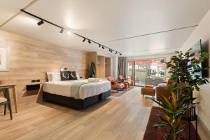 En eller flere senge i et værelse på Luxurious Studio in City Centre