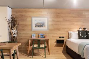 En eller flere senge i et værelse på Luxurious Studio in City Centre + 7 billeder