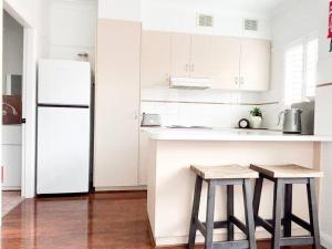 Η κουζίνα ή μικρή κουζίνα στο The Travers Townhouse - Central Comfort +9 φωτογραφίες