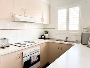 Η κουζίνα ή μικρή κουζίνα στο The Travers Townhouse - Central Comfort