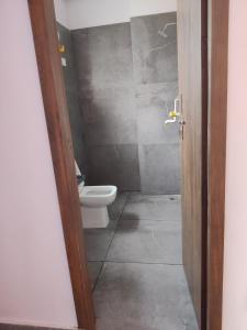 bagno con servizi igienici bianchi in camera di The Paavilion a Jaipur Altre 10 foto