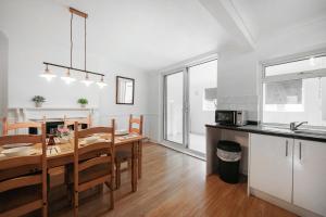 Kuchyň nebo kuchyňský kout v ubytování Exclusive 3 bed House in Welling, London