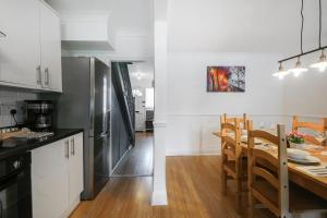 Kuchyň nebo kuchyňský kout v ubytování Exclusive 3 bed House in Welling, London